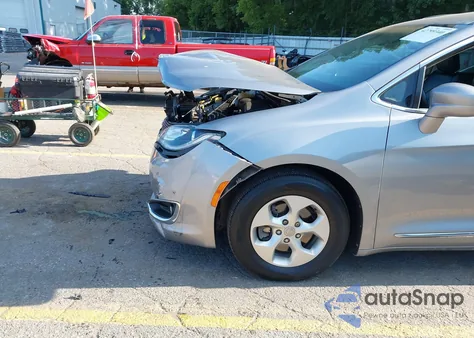 2017 Chrysler Pacifica Touring-L Plus z USA, uszkodzony, nr VIN 2C4RC1EG2HR511883